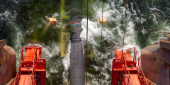 Так выглядит процесс укладки газопровода «Северный поток-2» в Финском заливе с борта судна Solitaire. Отдельные секции труб свариваются в единую плеть.

В 2005 году грузоподъемность Solitaire была увеличена до 1050 т, что позволило заниматься укладкой самых тяжелых трубопроводов в мире.

​В 2007 году команда судна установила мировой рекорд по укладке сверхглубоководных трубопроводов, протянув трубы на глубине 2775 м
