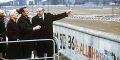 Вице-президент Джордж Буш, канцлер ФРГ Гельмут Коль и мэр Берлина Ричард фон Вайцзекер у Берлинской стены. 31 января 1983 года​.
