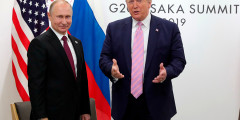 В начале встречи, отвечая на вопрос журналистов о вмешательстве России в американские выборы, Трамп погрозил Путину пальцем