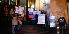 Около 30 человек устроили акцию у центрального офиса Москоммерцбанка 28 января, требуя встречи с руководством