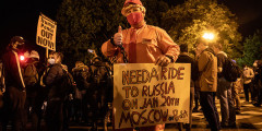 Вашингтон. Надпись на плакате у мужчины в костюме Трампа: «Нужно подбросить до России 20 января. Москва или арест»