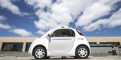 В мае 2014 года компания Google представила новый прототип своего беспилотного автомобиля без руля, педалей газа и тормоза, а с 2015 года машину начали тестировать на улицах Маунтин-Вью (Калифорния). В марте 2016 года беспилотный автомобиль Google впервые стал виновником дорожно-транспортного происшествия. 
