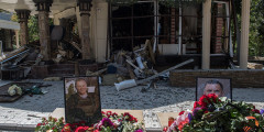 Портреты и цветы у здания кафе «Сепар» в Донецке, где произошел взрыв, в результате которого погиб глава ДНР
