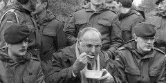 Канцлер Гельмут Коль ест суп вместе с солдатами западногерманских вооруженных сил во время своего визита на тренировочную базу в Берген-Хоне. 13 ноября 1985 года.