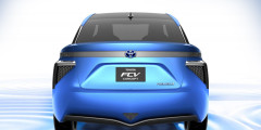 Toyota представила первый автомобиль на водородных элементах. Фотослайдер 0
