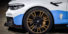 Новую BMW M5 превратили в автомобиль безопасности для мотогонок