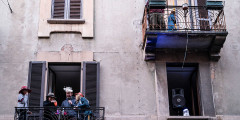 Соседи слушают устроенный одним из них dj-сет, танцуют и пьют вино. Милан
