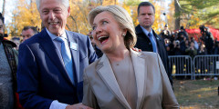 Кандидат в президенты от Демократической партии Хиллари Клинтон с мужем Биллом Клинтоном на избирательном участке в Чаппакве, штат Нью-Йорк
