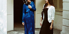 В июле 2015 года сеть повседневной одежды Uniqlo выпустила коллекцию хиджабов и религиозной одежды. Коллекция была доступна для продажи в исламских странах, купить ее в Великобритании было нельзя. «Мы хотели создать коллекцию для женщин, которые ценят скромность как образ жизни, а также для более широкой международной аудитории», — заявила дизайнер Хана Таджима, в сотрудничестве с которой была разработана линейка Uniqlo
