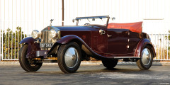 Первый Phantom был представлен в 1925 г. и заменил самую роскошную модель марки &ndash; Silver Ghost. Рядная &laquo;шестерка&raquo; объемом 7,7 л оснащалась прогрессивными на тот момент верхнеклапанным механизмом с толкателями. Мощность производитель не указывал, назвав ее &laquo;достаточной&raquo; &ndash; позже это стало традицией. Первый Phantom стал достаточно массовым для Rolls-Royce автомобилем: более 3 500 машин за шесть лет. Причем, автомобили выпускались не только в Великобритании, но и в США.