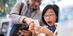 Покупатели первых юбилейных смартфонов Apple в магазине компании в Токио