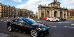 В 2015 году компания Tesla представила систему автопилота из камеры, радар, GPS-модуля и ультразвуковых датчиков расстояния. С помощью системы машина сможет автономно двигаться по городской дороге с разметкой и на магистрали. В 2016 году систему обновили и продемонстрировали в действии на Model S. В октябре 2016 года глава Tesla Илон Маск заявил, что все производимые автомобили Tesla будут оснащены технологией автономного вождения.
