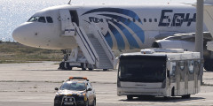 Почти все пассажиры покинули угнанный самолет вскоре после его приземления в Ларнаке