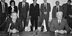 Каримов был избран президентом республики 24 марта 1990 года на сессии Верховного совета Узбекской ССР. Во время референдума о сохранении СССР в марте 1991 года призывал узбекский народ голосовать за то, чтобы остаться в составе Союза. Несмотря на то, что 93,7% населения поддержали инициативу, 31 августа 1991 года Каримов первым из лидеров республик Средней Азии объявил о независимости Узбекистана. Референдум по этому вопросу состоялся 29 декабря 1991 году, спустя месяц после того, как VIII сессия Верховного совета Республики Узбекистан приняла закон о выборах президента, победу на которых одержал Каримов. 8 декабря 1992 года была принята Конституция, установившая президентскую республику. В марте 1995 года полномочия Каримова были продлены до 2000 года.

На фото: встреча Бориса Ельцина с Исламом Каримовым, 1991 год
 
