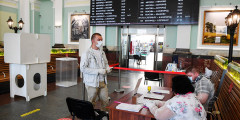 Избирательный участок на Курском вокзале в Москве. Проголосовать можно на 45 вокзалах в России

