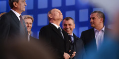 Президент России Владимир Путин (в центре).