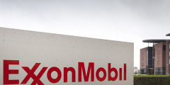 ExxonMobil (США) 

Капитализация на 19 июня 2014 года: $440,7 млрд

Капитализация на 15 января 2016 года: $329,4 млрд (-25%) 

По итогам первых трех кварталов (январь—сентябрь) 2015 года ExxonMobil получила $13,4 млрд чистой прибыли — на 48% меньше, чем за тот же период 2014 года (то есть до начала острой фазы нефтяного кризиса). Выручка компании упала с $324,7 млрд до $209,1 млрд (-36%).

Еще в августе 2014 года, когда нефтяные цены еще не пробили отметку $100 за баррель, консалтинговая фирма Carbon Tracker подсчитала, что из потенциальных проектов ExxonMobil  при цене $75 за баррель окупается только половина, еще треть — при цене не ниже $95 за баррель.

Компания сокращает инвестиции — ее капитальные расходы и затраты на геологоразведку в январе—сентябре 2015 года снизились на 16%, или на $23,6 млрд. «Мы неустанно держим в поле зрения базовые вопросы ведения бизнеса: в первую очередь управление расходами, вне зависимости от цен на сырье», — объяснял секвестр глава концерна Рекс Тиллерсон.

Теперь большую часть прибыли ExxonMobil приносит переработка нефти: если в третьем квартале 2014 года ее доля в общей прибыли компании составляла 13%, то на тот же период прошлого года — уже 48%. Доля глубокой переработки сырья за то же время выросла с 15% до 29%
