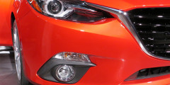 Mazda показала тизер новой «тройки» в кузове седан . Фотослайдер 0