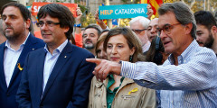 В шествии принимали участие в том числе глава женералитата Карлес Пучдемон, члены каталонского правительства, мэр Баселоны Ада Колау и члены городской администрации.