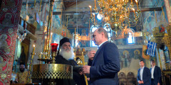Владимир Путин зажигает свечу в храме Успения Пресвятой Богородицы в Карее — столице Афона
