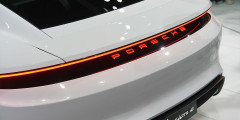 Первый серийный электрокар Porsche сделают похожим на Mission E. Фотослайдер 0