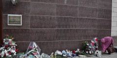 Женщина кладет цветы к посольству России в Каире в память о жертвах авиакатастрофы лайнера Airbus А321