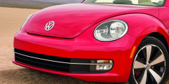 Volkswagen Beetle лишился крыши, но остался верен традициям. Фотослайдер 0