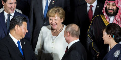 Канцлер Германии Ангела Меркель беседует с председателем КНР Си Цзиньпином (слева) и президентом России Владимиром Путиным
 