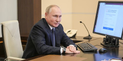Президент Владимир Путин воспользовался опцией электронного голосования. На днях Кремль сообщил, что Путин ушел на самоизоляцию из-за заболевших коронавирусом в его окружении