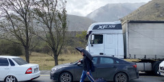 Вечером 24 сентября МВД Северной Осетии призвало отказаться от поездок в Грузию через «Верхний Ларс» и сообщило, что в очереди на границе стоят 2,3 тыс. машин.