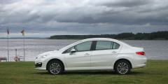 9 конкурентов новой Hyundai Elantra - Peugeot 408