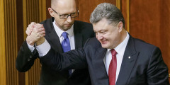 В ноябре 2014 года Арсений Яценюк был переизбран премьер-министром на второй срок. На фото: президент Украины Петр Порошенко (справа) поздравляет Яценюка с победой.