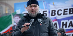 Депутат Госдумы РФ Адам Делимханов выступает на митинге «В единстве наша сила» в поддержку главы Чечни Рамзана Кадырова в Грозном