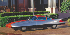 Ghia Gilda Streamline X Coupe

Концепт Ghia Gilda Streamline X Coupe для 1955 г. выглядел чересчур футуристично. Увидев его, молодой Бруно Сакко решил стать автомобильным дизайнером. Машина была создана в итальянским ателье Ghia по заказу Chrysler и названа в честь фильма &laquo;Гильда&raquo; с Ритой Хейворт. Благодаря аэродинамически выверенному кузову и газовой турбине, расчетная скорость должна была превысить 200 км в час. Но в итоге концепт оснастили скромным бензиновым мотором. В начале 2000-х &laquo;Гильда&raquo; попала в частные руки и справедливость была восстановлена.
