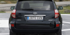 Toyota RAV4 демонстрирует фамильное сходство. ФОТО. Фотослайдер 0