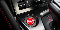 Lexus LC500 против Nissan GT-R - салон Nissan