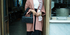 В сентябре 2015 года сеть H&M впервые представила модель в хиджабе в рекламе своей коллекции. Модель Мария Идрисси согласилась принять участие в съемке с согласия родителей и только при участии женщин. «Всегда чувствуется, что женщины, которые носят хиджаб, игнорируются, когда дело касается моды», — заявила модель
