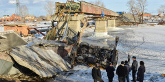 Мост через проток Енисея в Минусинске

14 марта 2016 года в Минусинске Красноярского края обрушился пролет моста. Сооружение находилось на реконструкции: шестеро рабочих пострадали, один из них оказался в реанимации.
