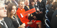 Ксения Собчак принесла табличку со слоганом своей предвыборной кампании «Против всех»