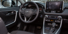 Базовые ценности. Тест-драйв Toyota RAV4 и Kia Sportage - Тойота Салон