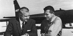 Американский летчик Фрэнсис Гарри Пауэрс (на фото справа)

В 1957 году в США был арестован советский разведчик Рудольф Абель. Он находился в Штатах с 1948 года и выполнял задание, выясняя, насколько возможен военный конфликт с США. Абель был приговорен к 30 годам тюрьмы. 1 мая 1960 года в районе Свердловска был сбит американский самолет-разведчик U-2, управляемый пилотом Фрэнсисом Гарри Пауэрсом.

10 февраля 1962 года, на Глиникском мосту, соединяющем Берлин и Потсдам, где проходила граница между Германской Демократической Республикой (ГДР) и Западным Берлином, произошел обмен Абеля на Пауэрса.
