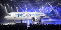 Премьер-министр РФ Дмитрий Медведев (в центре) во время церемонии выкатки магистрального самолета МС-21-300 на авиационном заводе корпорации «Иркут»