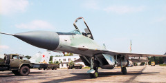 Истребитель МиГ-29 был разработан еще в начале 1980-х годов и по тем временам считался передовым легким истребителем, который мог одновременно сочетать высокую маневренность и способность атаковать противника ракетами
средней дальности и ближнего боя