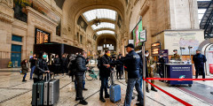 Полицейский следит, чтобы люди на железнодорожном вокзале Милана соблюдали дистанцию: в общественных местах нужно находиться на расстоянии не менее метра друг от друга

