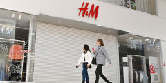 Крупнейшая европейская розничная сеть по торговле одеждой H&M (одноименный бренд, а также марки COS, Weekday, Monki, & Other Stories и Arket) приостановила работу в России. В шведской компании уточнили, что это касается всех брендов. При этом в сообщении компании не говорилось о закрытии российских магазинов
