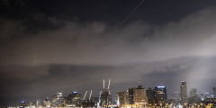След от ракеты в небе над Тель-Авивом во время атаки Ирана. CNN назвал ночные удары самой мощной одномоментной атаков дронов за всю историю их применения.
