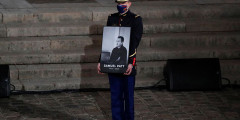 Республиканская гвардия держит портрет Самюэля Пати