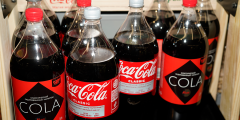 На фото: магазин «Верный».

Ушедшие бренды, принадлежащие Coca-Cola и PepsiCo, занимали большую часть рынка безалкогольных напитков.

Самой популярной газировкой была Coca-Cola. По данным опроса, проведенного аналитиками компании Ipsos в феврале—марте 2022 года, Coca-Cola чаще всего пили 48,5% жителей российских крупных городов старше 16 лет, которые потребляют безалкогольные газированные напитки.

На втором месте была Pepsi, которую выбирали 22,9% потребителей газировки. В пятерку наиболее часто потребляемых также входили «Напитки из Черноголовки», Fanta и Schweppes