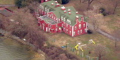 Загородная резиденция в штате Мэриленд находится на берегу Чесапикского залива, примерно в 3 часах езды на машине от Вашингтона.
