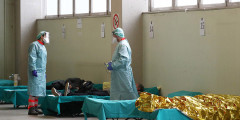 Медики берут пробы у пациентов с подозрением на коронавирус в здании рядом с больницей в Брешиа
